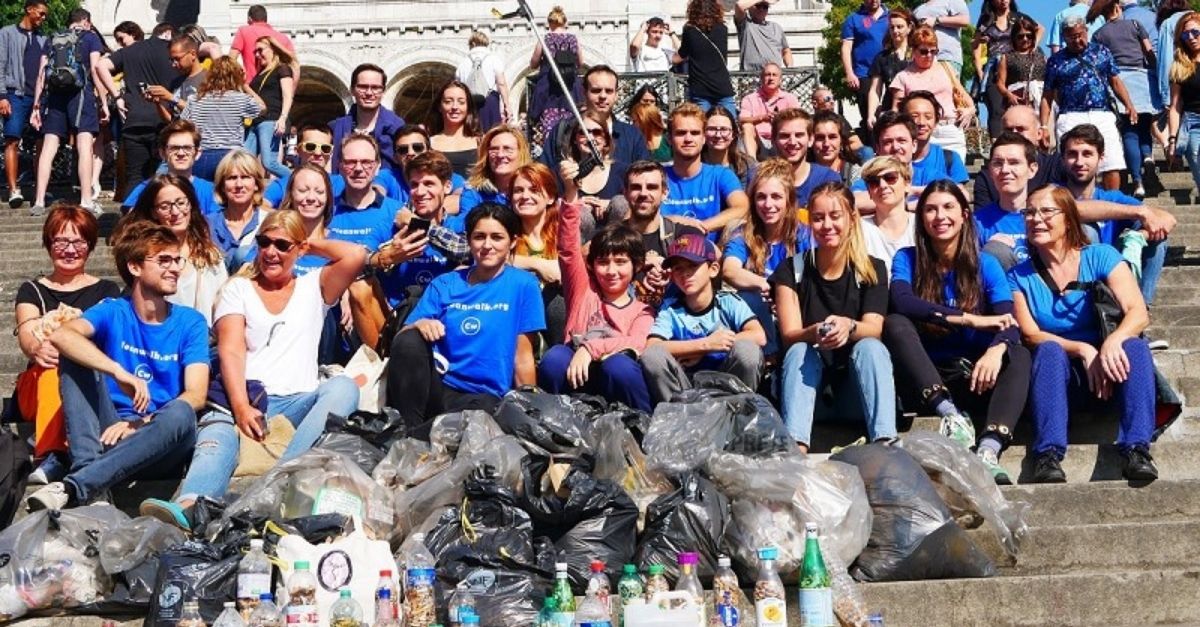 Groupe de collaborateurs participant à une CleanWalk, ramassage de déchets lors d'un séminaire RSE.