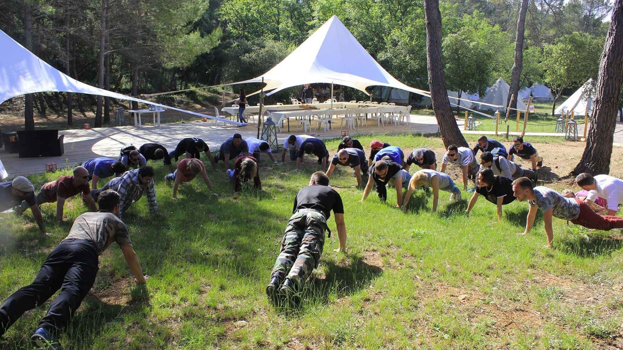 Activité de team building en plein air dans un cadre naturel en Île-de-France