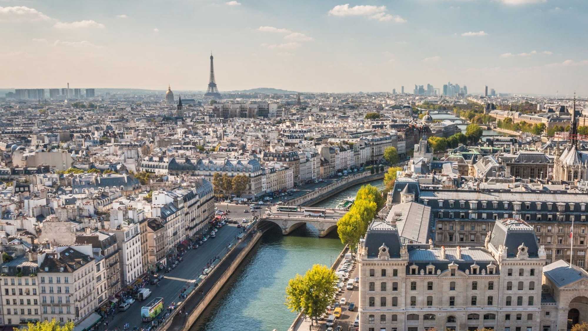 Vue panoramique de Nantes la nuit - idéale pour organiser un événement d'entreprise RSE