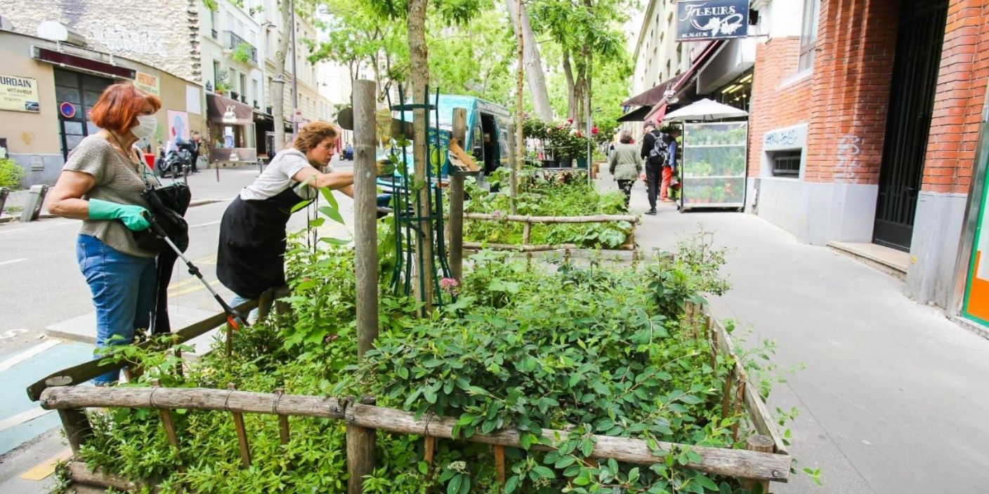 Bénévoles en train de jardiner et de végétaliser un espace urbain à Lille dans le cadre d’un projet de développement durable.