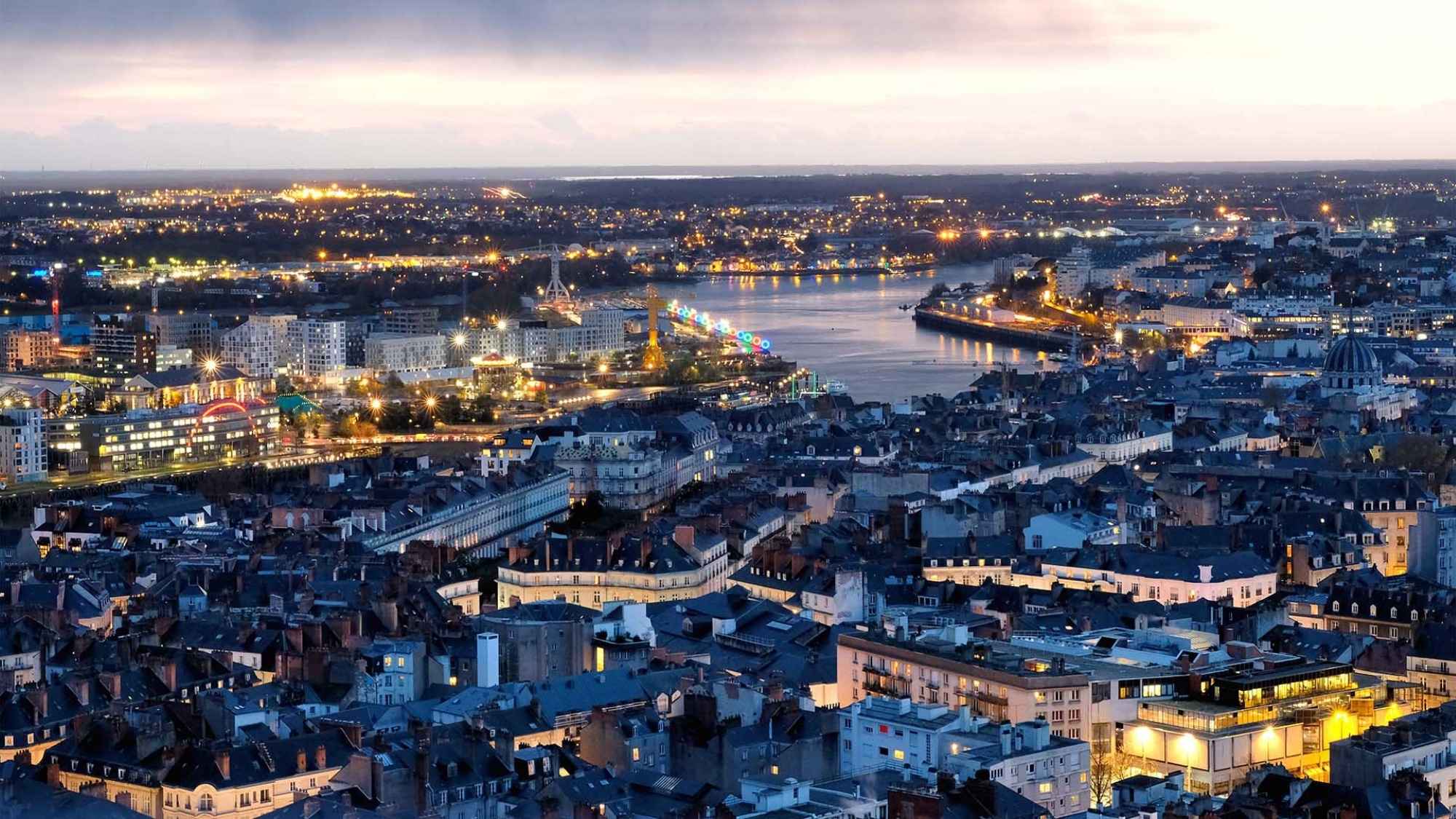 Vue panoramique de Nantes la nuit - idéale pour organiser un événement d'entreprise RSE