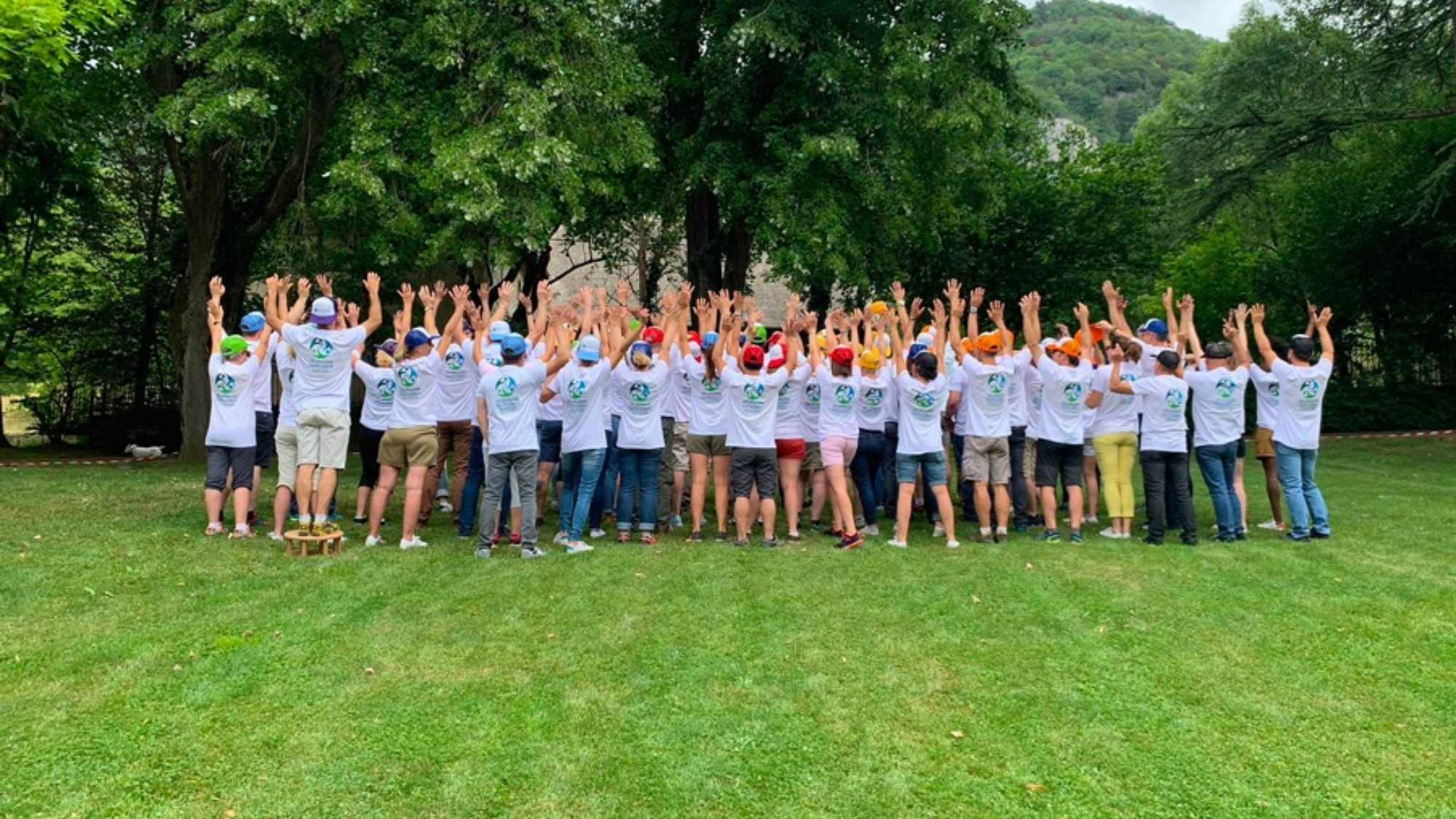 Groupe de collaborateurs en éco-rallye dans le centre historique de Rennes pour une activité de team building RSE